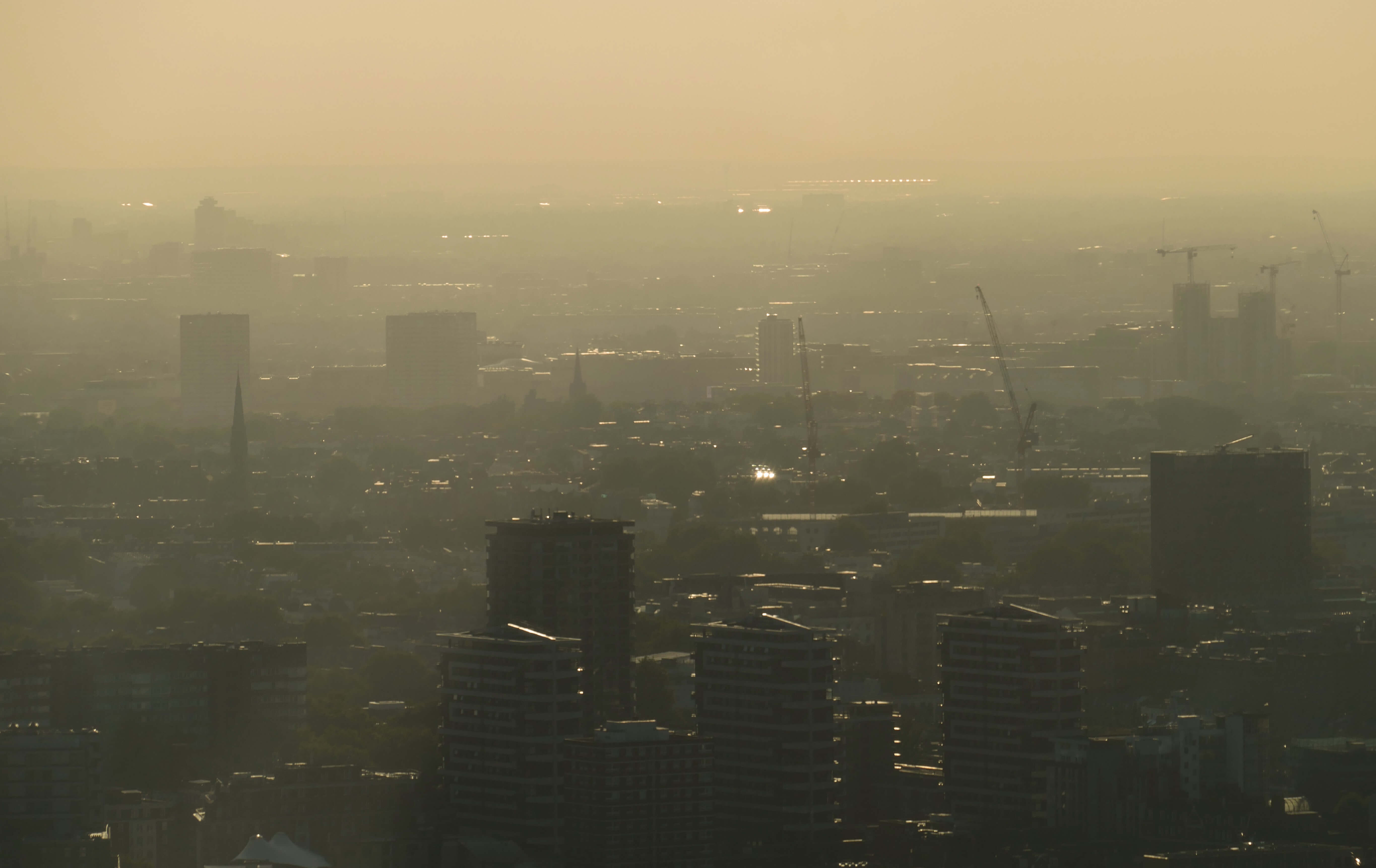 Vue du ciel d'une ville avec une importante couche de pollution. Investir en Immobilier durable.