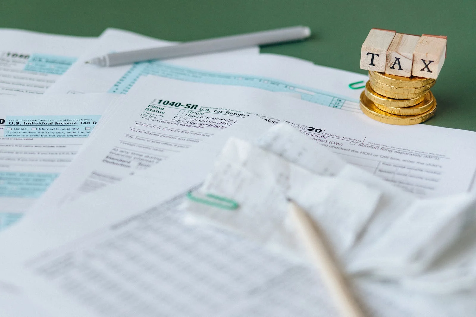 Plusieurs feuilles de déclaration d'impôt sont posées sur une table. Fiscalité des expatriés.